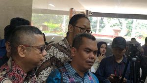 Ketua Forum Advokat Pembela Pancasila (FAPP) Ihsan Tanjung (baju batik biru)