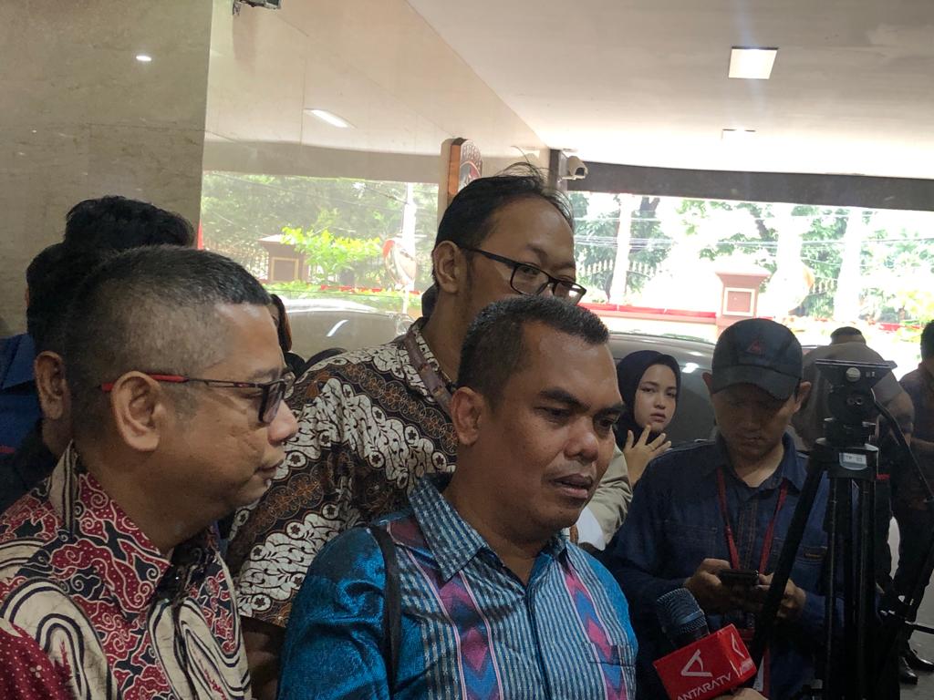 Ketua Forum Advokat Pembela Pancasila (FAPP) Ihsan Tanjung (baju batik biru)