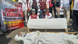 Berbagai organisasi kesehatan dan dokter di seluruh Indonesia bersatu menyuarakan penolakan RUU Kesehatan dengan aksi demonstrasi di depan Gedung DPR RI hari ini, Selasa, 11/7/2023