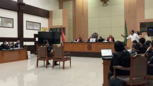Haris Azhar tunjuk-tunjuk jaksa di sidang saksi ahli, Senin, 10/7/2023 | ist