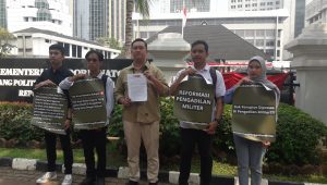 Koalisi Masyarakat Sipil untuk Reformasi Sektor Keamanan (RSK) mendatangi kantor Menteri Koordinator Bidang Politik, Hukum, dan Keamanan (Menko Polhukam RI) Mahfud MD untuk mendesak revisi Undang-Undang (UU) Nomor 31 Tahun 1997 tentang Peradilan Militer, Rabu, 16/8/2023