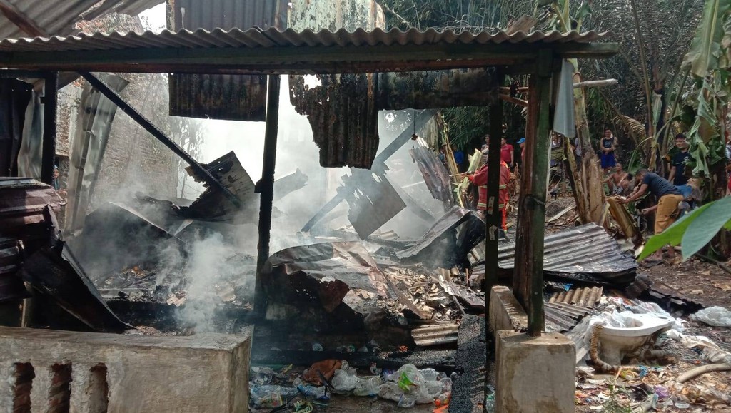 Gudang Rongsokan di Bandar Lampung Kebakaran