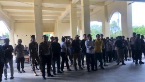 Aparat kepolisian mendatangi massa aksi di Masjid Raya Padang | Dok. Sarah Azmi/PBHI Sumbar
