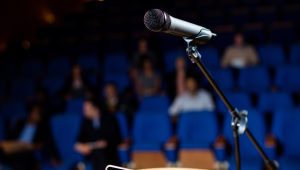 Ilustrasi public speaking