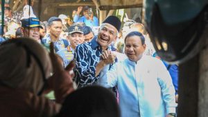 Menteri Pertahanan Prabowo Subianto dan Gubernur Jawa Tengah Ganjar Pranowo mendampingi Presiden Joko Widodo (Jokowi) di Pekalongan, Jawa Tengah