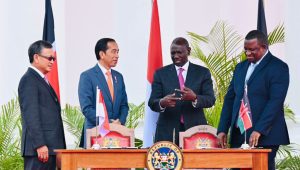 Presiden Jokowi dan Presiden Republik Kenya, William Ruto di sela penandatanganan kerja sama kedua negara, di State House, Nairobi, Republik Kenya, Senin, 21/08/2023