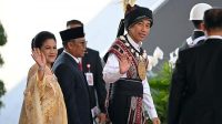 Jokowi hadir mengenakan baju adat Tanimbar