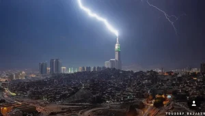 Viral menara jam tersambar petir di Makkah