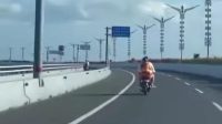 Viral seorang pengendara motor bersama satu penumpangnya terekam pengendara lain masuk ke dalam jalur mobil di Tol Bali Mandara, Bali | ist