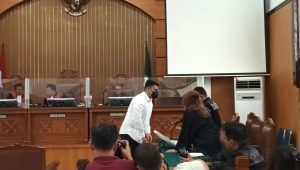 Shane Lukas berdiskusi dengan kuasa hukumnya usai dituntut 5 tahun penjara di PN Jakarta Selatan, Selasa, 15/8/2023