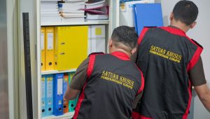 Kejaksaan Tinggi Sulawesi Selatan (Sulsel) menggeledah Kantor Badan Pertanahan Kabupaten Wajo terkait praktik dugaan mafia tanah dalam pembebasan lahan proyek pembangunan Bendungan Paselloreng di Kabupaten Wajo Tahun 2021