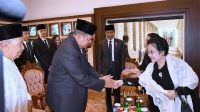 SBY dan Megawati bersalaman di pemakaman Habibie