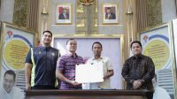 Menteri Pemuda dan Olahraga Republik Indonesia (Menpora RI) Dito Ariotedjo bersama Ketua Umum PSSI Erick Thohir menyaksikan penandatanganan perjanjian kerja sama bantuan pemerintah untuk pemusatan latihan nasional Timnas Indonesia U-17 dan penyelenggaraan Piala Dunia U-17 2023