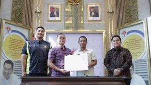 Menteri Pemuda dan Olahraga Republik Indonesia (Menpora RI) Dito Ariotedjo bersama Ketua Umum PSSI Erick Thohir menyaksikan penandatanganan perjanjian kerja sama bantuan pemerintah untuk pemusatan latihan nasional Timnas Indonesia U-17 dan penyelenggaraan Piala Dunia U-17 2023