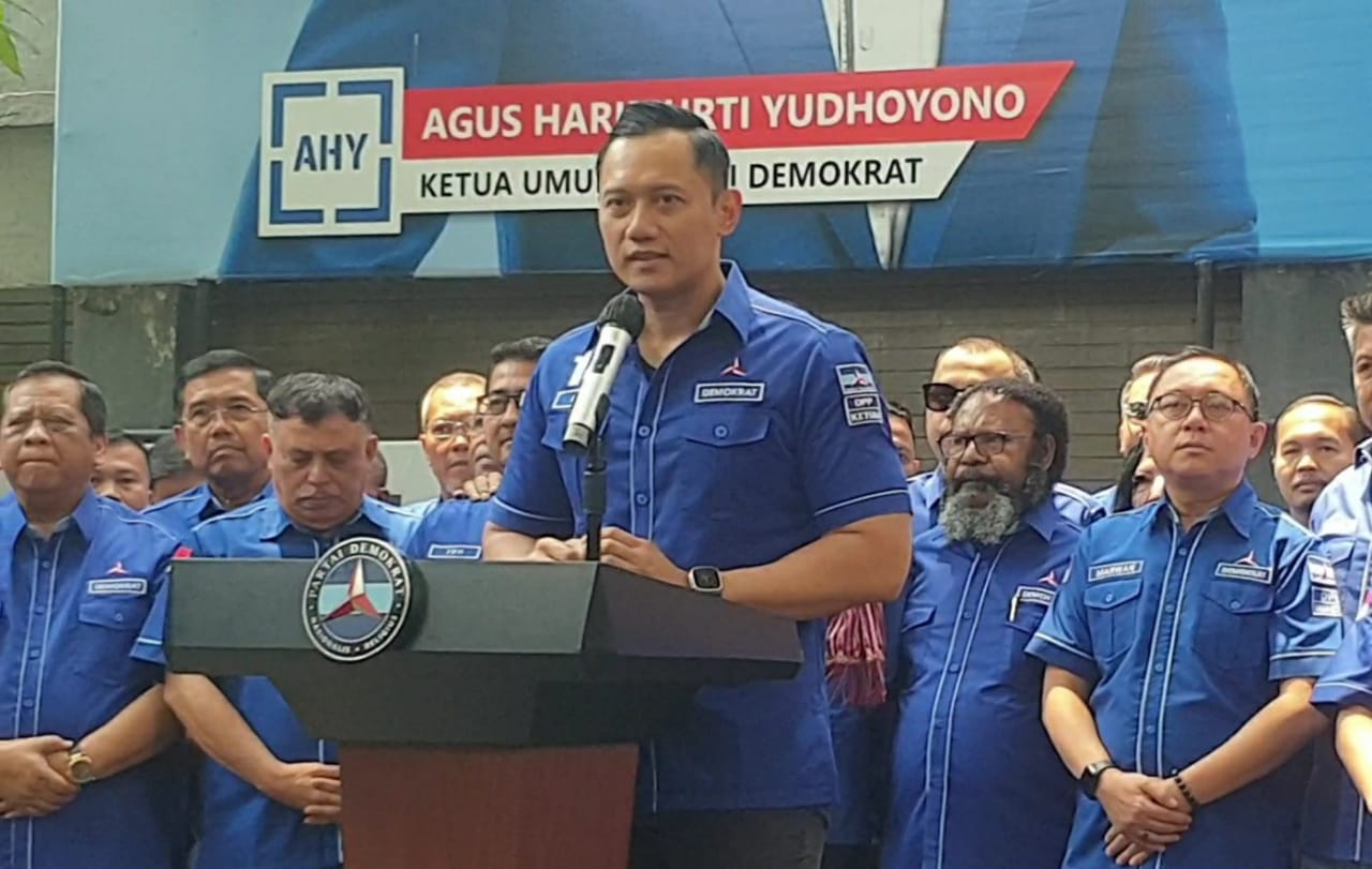 Ketua Umum Partai Demokrat Agus Harimurti Yudhoyono (AHY) memberikan keterangan terkait langkah Demokrat setelah mundur dari KPP, di kantor DPP Demokrat, Senin, 4/9/2023 | Charlie Adolf Lumban Tobing/Forum Keadilan