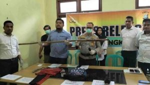 Polisi menunjukan alat bukti pembunuhan siswi SMP di Kecamatan Pinggir, Kabupaten Bengkalis, Riau.