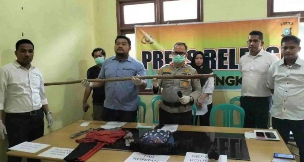 Polisi menunjukan alat bukti pembunuhan siswi SMP di Kecamatan Pinggir, Kabupaten Bengkalis, Riau.