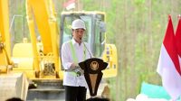 Presiden Jokowi saat peletakan batu pertama pembangunan Pusat Pelatihan Nasional Persatuan Sepak Bola Seluruh Indonesia (PSSI) di kawasan Ibu Kota Nusantara