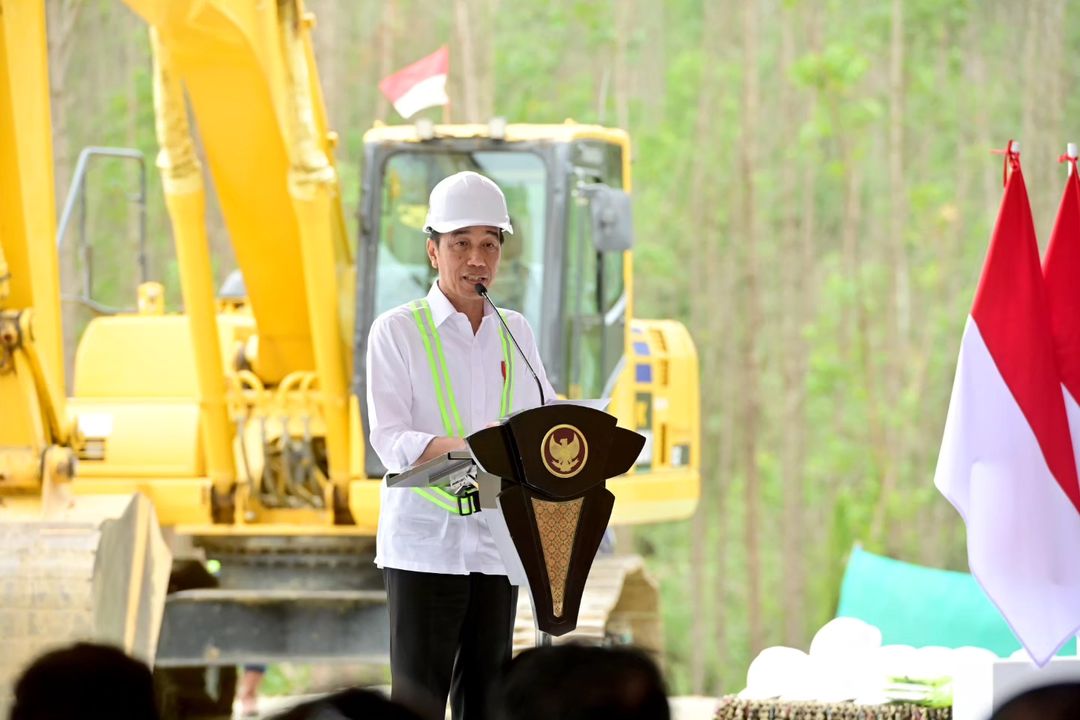 Presiden Jokowi saat peletakan batu pertama pembangunan Pusat Pelatihan Nasional Persatuan Sepak Bola Seluruh Indonesia (PSSI) di kawasan Ibu Kota Nusantara