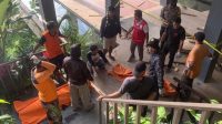 Proses evakuasi karyawan yang tewas terjatuh di dasar jurang usai tali lift putus di resort Ubud, Bali