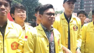 Melki Sedek Huang (tengah) memberikan keterangan terkait pelaksanaan Adu Gagasan Bacapres di Kampus UI Depok, Jawa Barat, Rabu 13/9/2023.