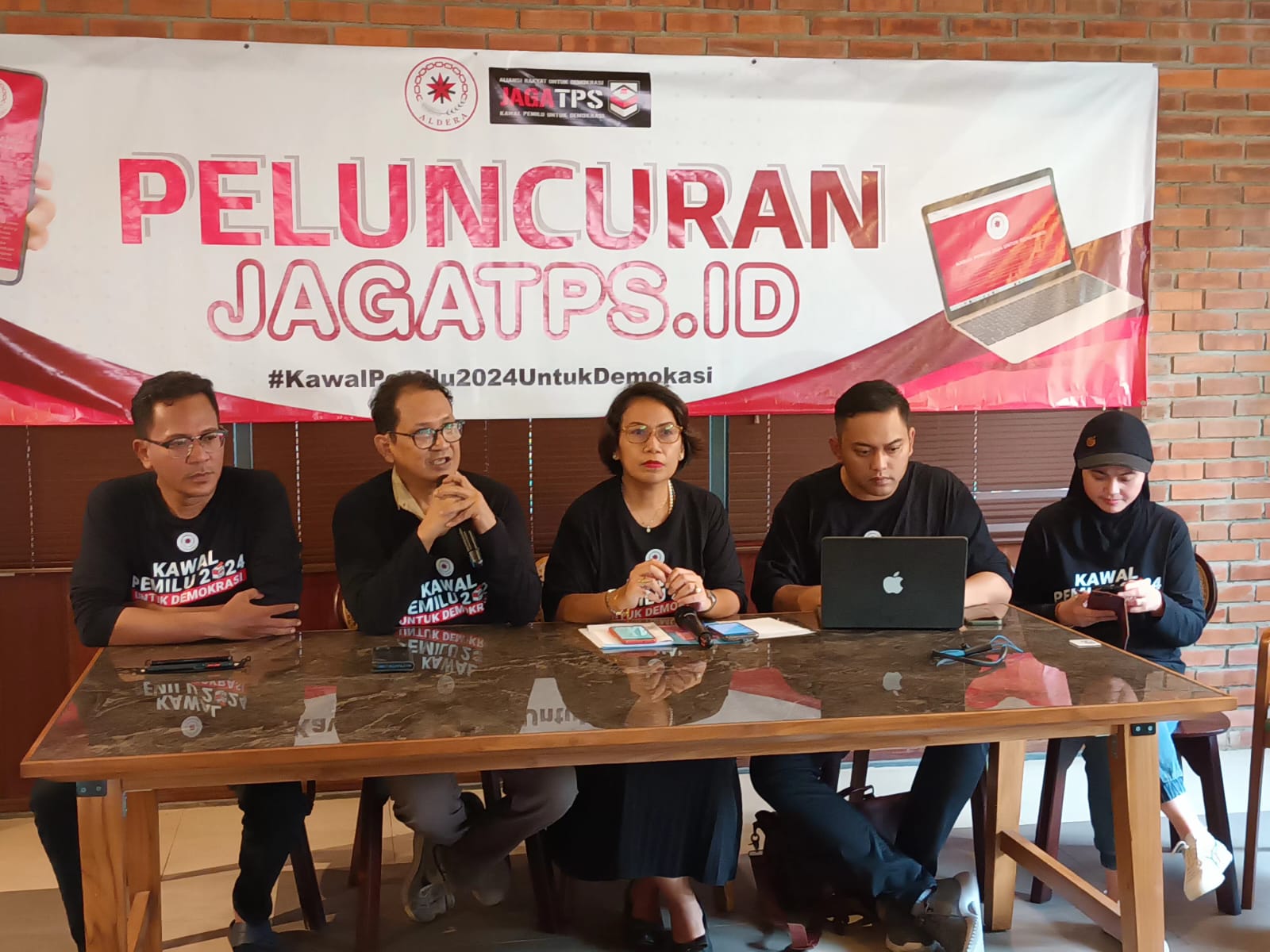 Sekretaris Umum Aldera Valentina Sagala bersama para relawan meluncurkan aplikasi Jagatps.id di kawasan Menteng, Jakarta Pusat, Senin 18/9/2023.