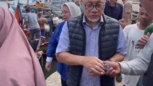 Video Ketua Umum Partai Amanat Nasional (PAN) Zulkifli Hasan alias Zulhas yang membagikan Rp50.000 atau uang gocapan kepada masyarakat viral di media sosial | ist