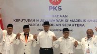 Anies-Cak Imin foto bersama jajaran pengurus PKS di kantor DPP PKS, Jakarta Selatan, Jumat 15/9/2023.