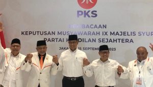 Anies-Cak Imin foto bersama jajaran pengurus PKS di kantor DPP PKS, Jakarta Selatan, Jumat 15/9/2023.
