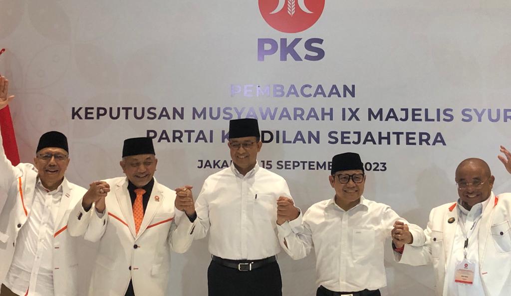 Anies-Cak Imin foto bersama jajaran pengurus PKS di kantor DPP PKS, Jakarta Selatan, Jumat 15/9/2023.