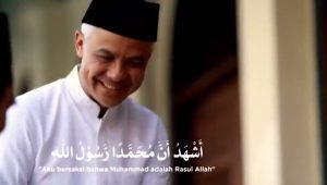 Bakal calon presiden (capres) dari PDIP, Ganjar Pranowo, terlihat dalam sebuah video azan Magrib di salah satu stasiun televisi swasta