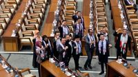 Para anggota DPR hadir dalam rapat mengenakan syal Palestina