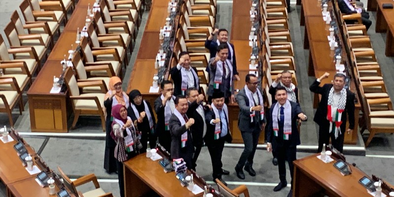 Para anggota DPR hadir dalam rapat mengenakan syal Palestina