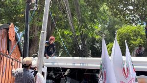 Bus rombongan Megawati tersangkut kabel KPU | Merinda Faradianti/Forum Keadilan