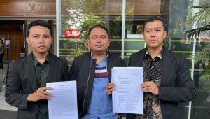 Front Pengacara Pejuang Demokrasi, HAM, dan Anti KKN menggugat Komisi Pemilihan Umum (KPU) sebesar Rp70,5 triliun ke Pengadilan Negeri (PN) Jakarta Pusat, Senin, 30/10/2023