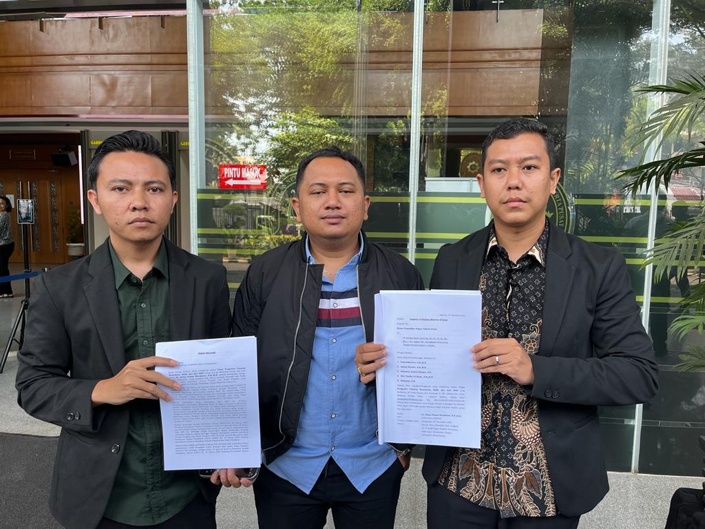Front Pengacara Pejuang Demokrasi, HAM, dan Anti KKN menggugat Komisi Pemilihan Umum (KPU) sebesar Rp70,5 triliun ke Pengadilan Negeri (PN) Jakarta Pusat, Senin, 30/10/2023