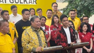Ketua Umum Partai Golkar Airlangga Hartarto dan Ketua Umum PSI Kaesang Pangarep memberikan keterangan di kantor DPP Golkar, Slipi, Jakarta Barat, Rabu 18/10/2023 | Charlie Adolf Lumban Tobing/Forum Keadilan