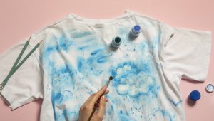 Ilustrasi noda cat di baju
