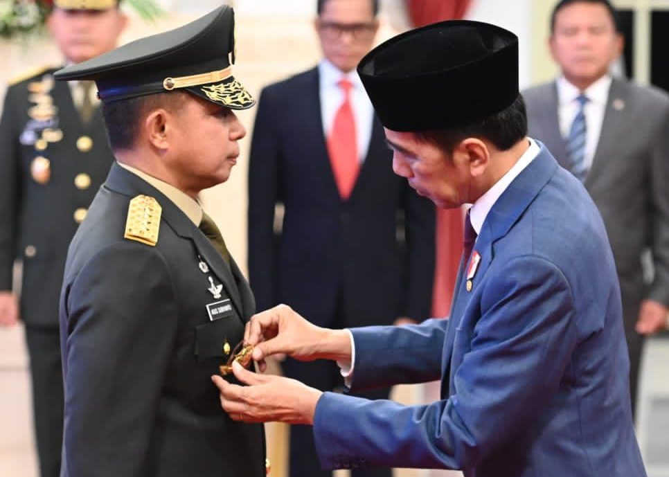 Presiden RI Joko Widodo (Jokowi) melantik Letnan Jenderal TNI Agus Subiyanto menjadi Kepala Staf TNI Angkatan Darat (KSAD) di Istana Negara, Jakarta Pusat, Rabu, 25/10/2023 siang.