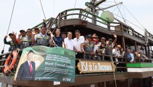 Menteri Kesehatan RI, Budi Sadikin, bersama Direktur Jenderal Pelayanan Kesehatan, Azhar Jaya, melihat langsung proses pelayanan medis di Rumah Sakit (RS) Kapal dr. Lie Dharmawan II di Pulau Karimun Jawa, Kabupaten Jepara, Provinsi Jawa Tengah, Kamis, 19 Oktober 2023, siang | Dok. Kementerian Kesehatan