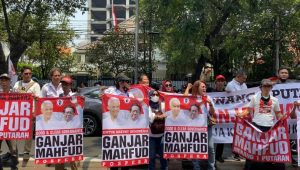 Potret pendukung Ganjar-Mahfud di depan kantor DPP PDIP, Menteng, Jakarta Pusat, Selasa, 18/10/2023 | Ari Kurniansyah/Forum Keadilan
