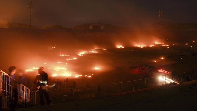 Rumput Stadion Kanjuruhan Terbakar