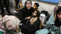 Warga Palestina terluka duduk di lantai rumah sakit Al Shifa