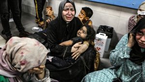 Warga Palestina terluka duduk di lantai rumah sakit Al Shifa