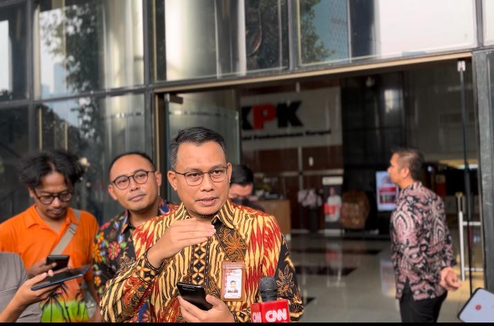 Kepala Bagian Pemberitaan KPK, Ali Fikri memberikan keterangan di Gedung Merah Putih KPK, Jakarta Selatan, Senin 2/10/2023.