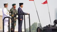 Jokowi saat parade Alutsista