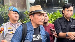 Saut Situmorang memberikan keterangan usai pemeriksaannya sebagai saksi ahli kasus dugaan pertemuan Firli dan SYL di Polda Metro Jaya, Selasa 17/10/2023