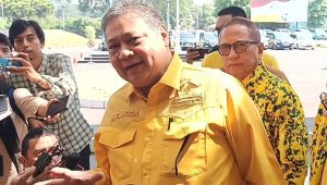 Airlangga Hartarto memberikan keterangan di kantor DPP Golkar, Jakarta Barat, Sabtu 21/10/2023.
