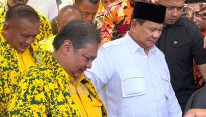 Prabowo Subianto dan Airlangga Hartarto usai menghadiri Rapimnas Golkar di kantor DPP Golkar, Sabtu 21/10/2023