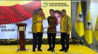 Airlangga Hartarto menyerahkan hasil putusan Rapimnas Golkar kepada Gibran Rakabuming Raka, di kantor DPP Golkar, Jakarta Barat, Sabtu 21/10/2023